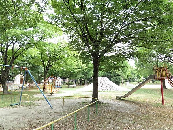 【周辺】【港陽公園】富士山の遊具がある、緑が多く楽しい公園です。隣には野球やグラウンドゴルフができるグラウンドがあります。緑が多いので、散歩しているだけでも心地良いです。 徒歩 約4分（約300m）