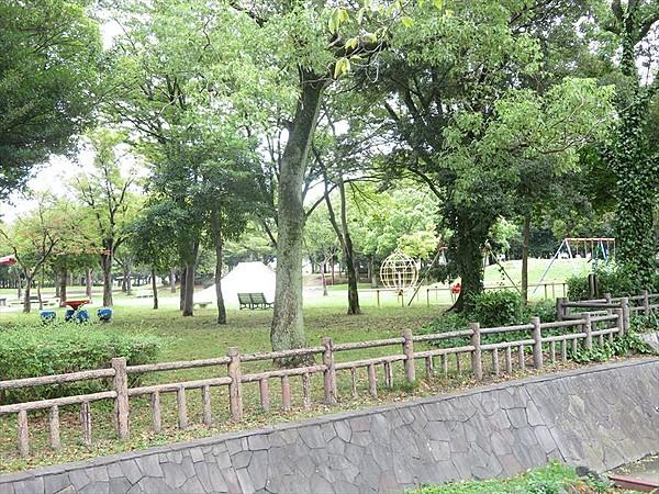 【周辺】稲永東公園ウォーキングにもぴったりの広くて緑豊かな公園です。 徒歩 約11分（約850m）
