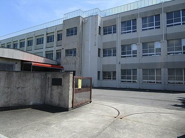 【周辺】名古屋市立南陽中学校は、「勤勉、礼儀、責任」の校訓の下、社会に貢献できる生徒の育成を目指しています。教室にエアコンもあり勉強のしやすい環境になっています。 徒歩 約17分（約1300m）