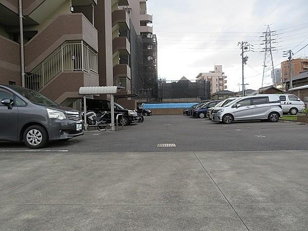 【駐車場】余裕を持った駐車場は車の出し入れも安心。平面なので出し入れに時間もかかりません。