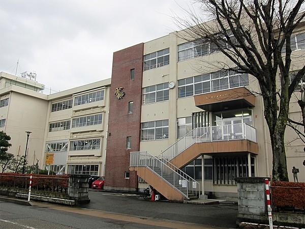 【周辺】高岡市立定塚小学校（910m）