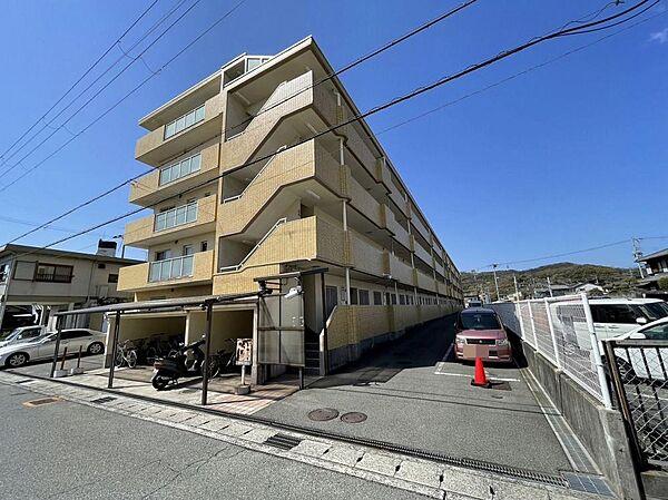 【外観】【外観】5階建てマンションの4階部分です。JR英賀保駅まで250メートル徒歩4分以内の好立地です。