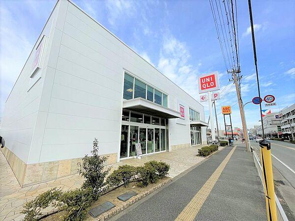 【周辺】【アパレル】ユニクロ加古川別府店まで約200ｍ(徒歩約3分)です。奥にはＡＢＣマートもあり、商業施設があります。