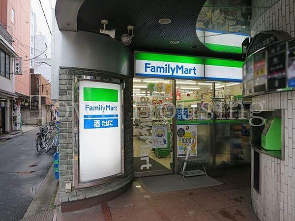 【周辺】ファミリーマート湯島駅前店 徒歩2分。コンビニ 130m