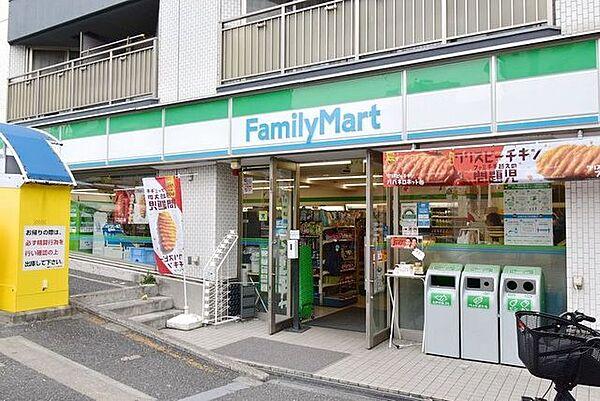 【周辺】ファミリーマート牛込柳町駅前店 徒歩2分。 150m