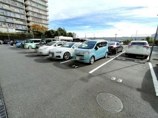 【駐車場】・駐車場　　お車の出し入れがしやすい平面駐車場。