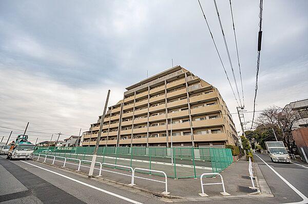 【外観】「小竹向原」駅徒歩7分、全83戸のマンションです。