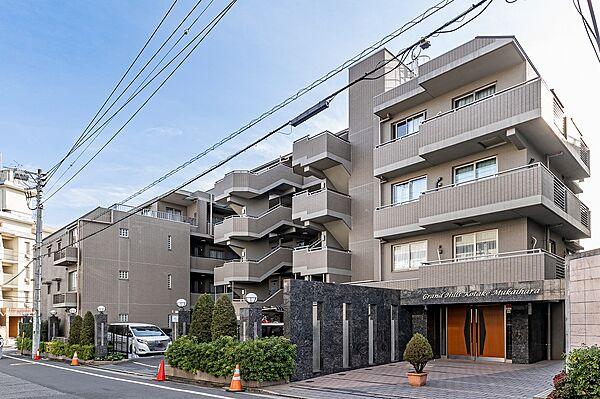 【外観】練馬区小竹町に位置する野村不動産旧分譲のマンションです。