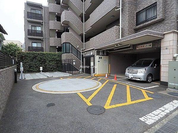 【駐車場】駐車場出入口です。