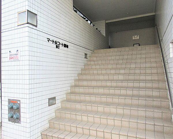 【エントランス】階段で2階まで上がってエレベーターホールまで向かいます。