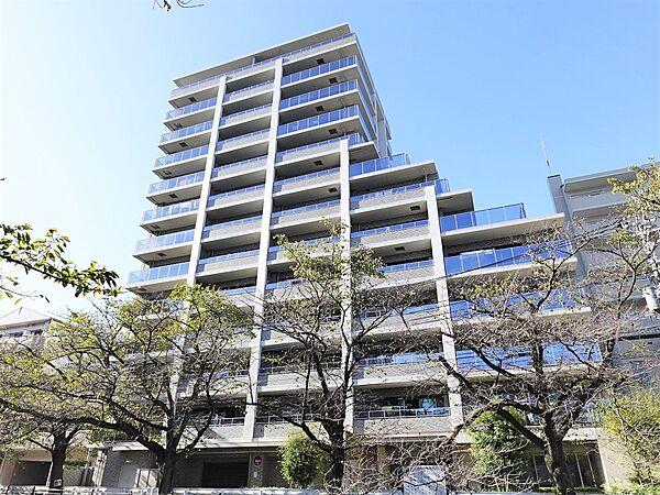 【外観】2012年築、桜並木に面したマンション