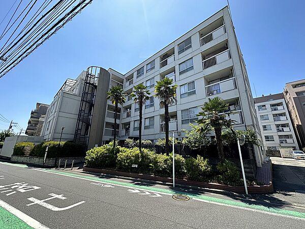 【外観】小田急バス岩戸地域センターの停留所がマンション前にございます