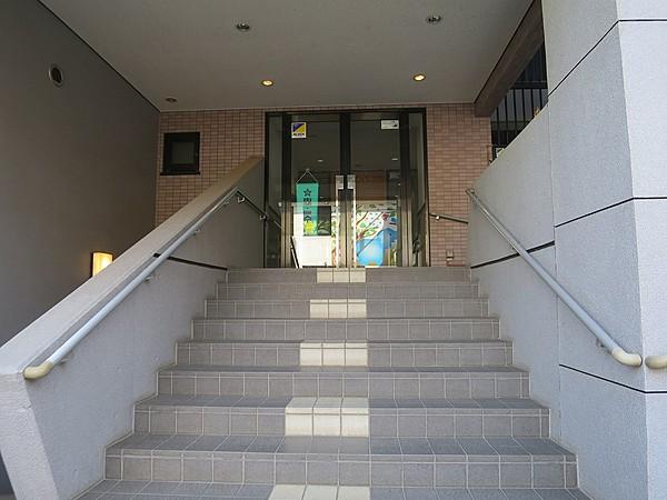 【エントランス】エントランス入口は小上がりとなっており、階段もしくはスロープで迎え入れます