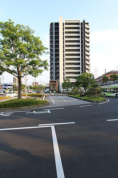 【外観】駅前ロータリーに立地で、埼玉高速線、武蔵野線「東川口」駅徒歩2分と利便性に富んだマンションです