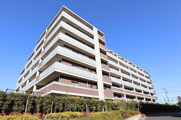 【外観】緑豊かな高台に位置する平成19年6月完成のマンションです