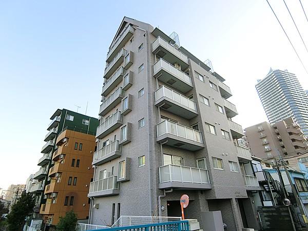 【外観】横浜ポートサイドエリアに佇むマンション