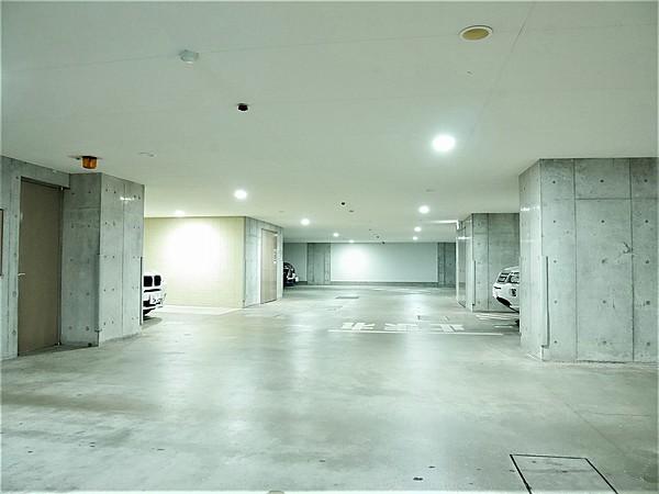 【駐車場】シャッターゲート付きの地下駐車場は現在1台分「空き」があります。月額4万円（サイズ制限あり）。