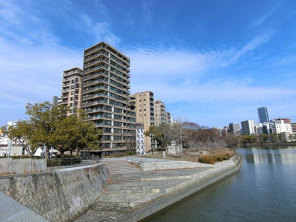 【外観】京橋川河畔の自然を感じながら暮らせるマンション