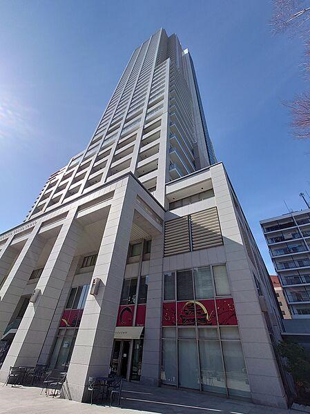 【外観】地上43階建て、商業施設複合型タワーマンションです。