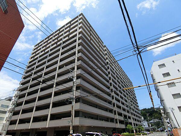 【外観】鉄筋コンクリート造15階建て、167戸のマンションです