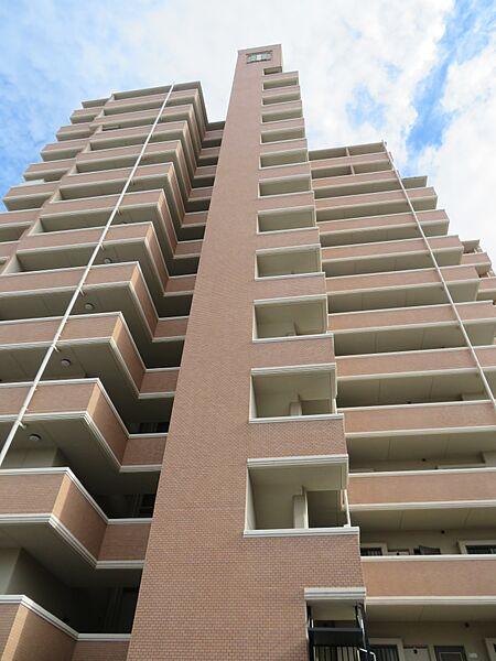 【外観】全44戸の13階建てのマンションです