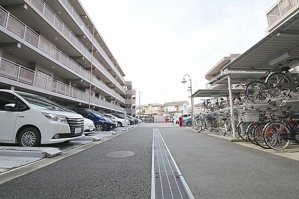 【駐車場】駐車スペースや駐輪場が一カ所にまとまり、導線がわかりやすいおうちです。