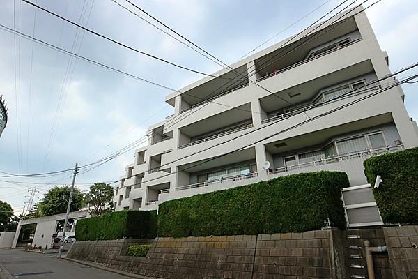 【外観】白い外壁タイルが特長の「ルピナス日吉ピュアハウス」　第1種低層住居専用地域に佇む邸宅です。