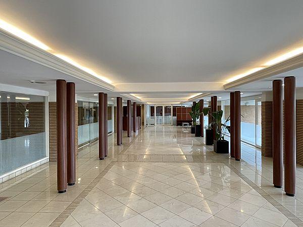 【エントランス】メープルの列柱が印象的な、ホテルのロビーを思わせるエントランスホール