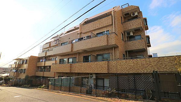 【外観】住宅街に調和する落ち着いた色彩のライオンズマンション市ケ尾第3
