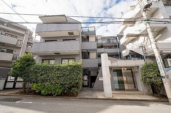 【外観】池尻大橋駅より徒歩5分、外壁タイル張りのマンションです。