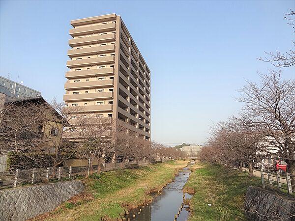 【外観】赤川遊歩道を含む建物外観
