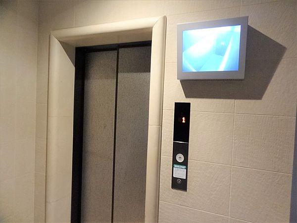 【エントランス】籠内部モニター付きエレベーター