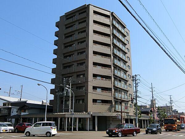 【外観】「旭町交差点」に位置する10階建てマンション