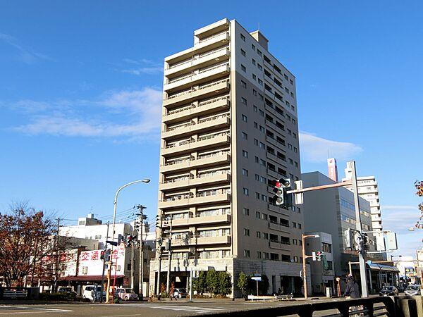 【外観】柿川沿いに建つ瀟洒な14階建てマンション
