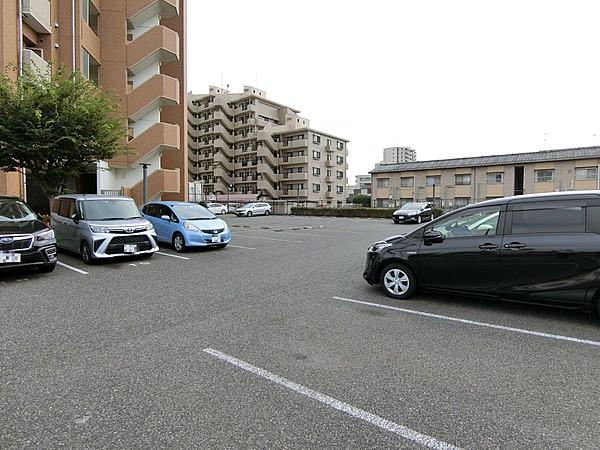 【駐車場】敷地内の平面駐車場。ハイルーフ車も駐車可能です。