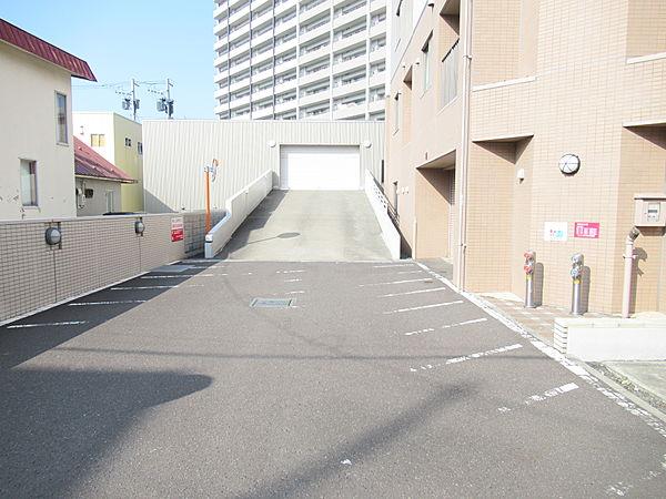 【駐車場】2階部分の駐車場へ続く車路