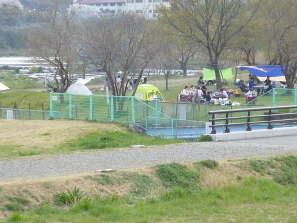 【周辺】多摩川緑地ではＢＢＱのできるエリアもございます。野球やサッカー、サイクリングコースもございます。ウォーキングをする方々も大勢見られます。