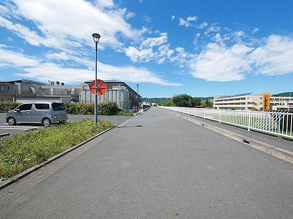 【外観】広めの前面道路