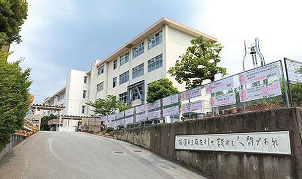 【周辺】中学校「市立長丘中学校まで720ｍ」