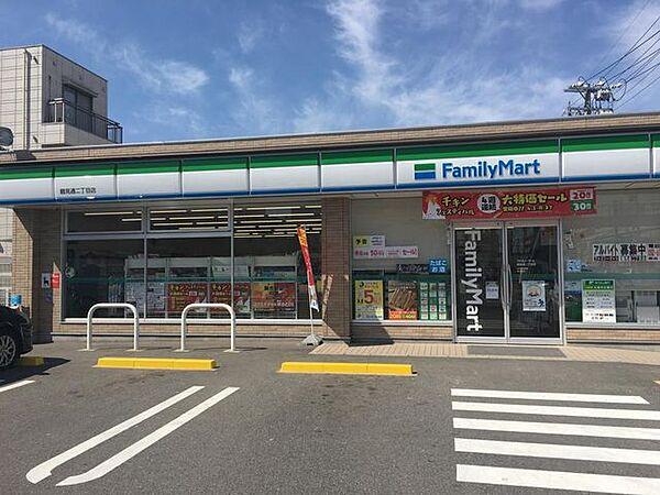 【周辺】ファミリーマート鶴見通二丁目店 徒歩2分。 160m