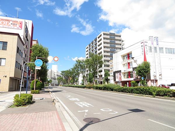 【外観】長野大通りに面した立地です。権堂駅へは徒歩で2分ほどです。3車線道路に面していますのでお車ご利用でも便利なエリアです。