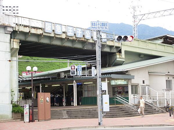 【地図】徒歩13分の阪急王子公園駅です