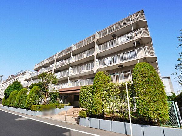 【外観】ベージュ系の外観の５階建てのマンションです。植え込みも綺麗にお手入れされています。最寄駅の大倉山駅の他、菊名駅、新横浜駅も徒歩圏内の好立地です！