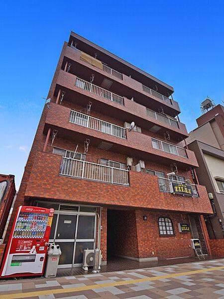 【外観】ブラウンを基調としたタイル貼りの外壁がお洒落な鉄筋コンクリート造りの5階建てマンションです。京急「神奈川新町」駅徒歩3分、JR「東神奈川」駅徒歩9分の好立地マンションです。
