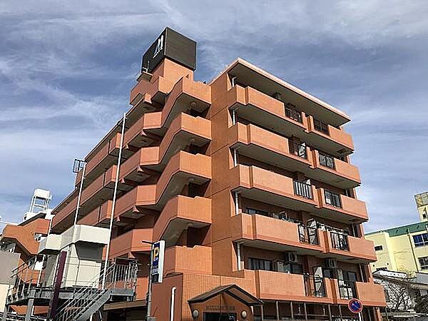【外観】ブラウンのタイル貼りが施されている6階建てのマンションです。JR小田原駅からは徒歩6分、伊豆箱根鉄道大雄山線緑町駅からは徒歩6分とアクセス良好なマンションです。