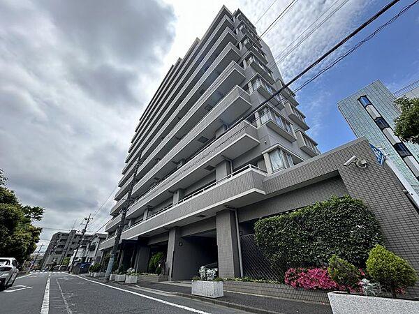 【外観】北綾瀬駅まで徒歩8分の立地に建つ11階建てマンション