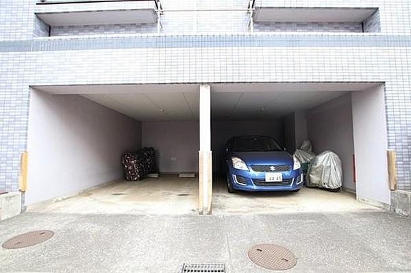 【駐車場】敷地内駐車場は、大きな荷物の搬入やお出かけ時に役立ちます。空き状況はご確認くださいませ。