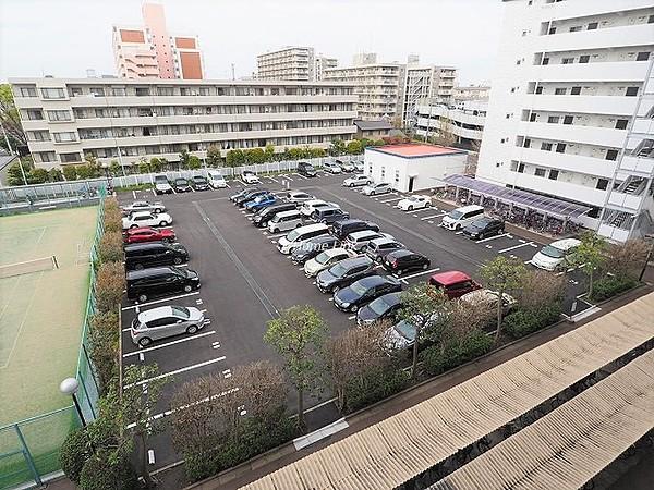 【駐車場】駐車場・駐輪場・バイク置場はすべて平置き、来客用駐車場も利用できます。駐車場の舗装もきれいになっています。