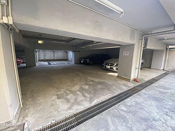 【駐車場】地下駐車場付きです。