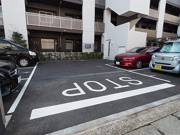 【駐車場】出庫、入庫のしやすい平置き式駐車場です。